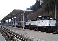 Lok der Steiermarkbahn im Bahnhof Strass im Zillertal mit Rungenwagen (2023)