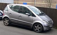 Photo d'une voiture de couleur grise, prise de trois-quart avant.