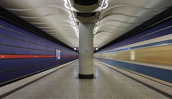 Estação de metrô Am Hart, que serve à linha U2 do metrô de Munique, Alemanha. (definição 5 834 × 3 348)