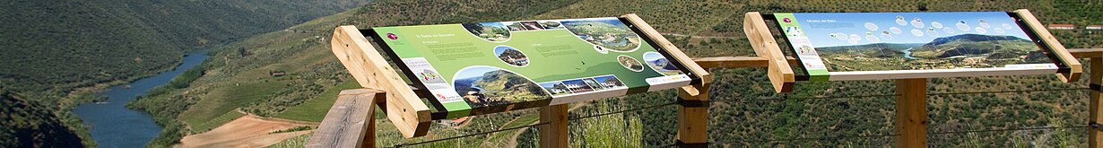 Vista panorámica de los murales qu'espliquen el paisaxe que se ve dende'l mirador del Saltu