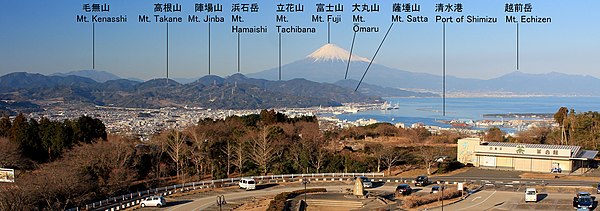 日本平から望む浜石岳周辺の山並