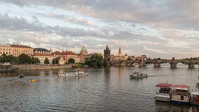 Vltava v historickom centre Prahy s Karlovým mostom