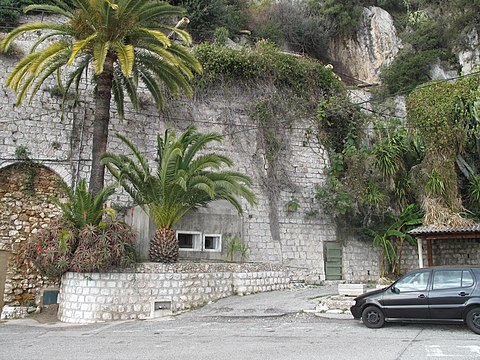 Les deux créneaux de tir (à gauche) et la porte d'entrée blindée (à droite) ; le barrage était un peu plus à droite.