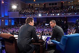 Le président américain Barack Obama invité de Jimmy Fallon le 24 avril 2012. L'émission se déroulait exceptionnellement au Memorial Hall de l'université de Caroline du Nord à Chapel Hill.