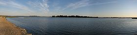 Vue panoramique du marais salant de Lasné avec l'île Tascon.