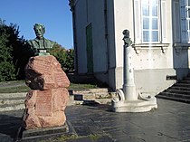 Patkanyan [en] (sol) ile Nalbandyan [en]'ın (sağ) mezar taşları