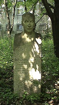 Pattantyús-Ábrahám Imre szobra a Miskolci Egyetemen (Vígh Tamás alkotása).