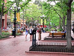 博爾德市中心的珍珠街購物中心（英语：Pearl Street Mall）