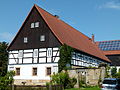 Dreiseithof mit Wohnstallhaus, Seitengebäude, Scheune und Hofmauer mit Pforte und Toreinfahrt