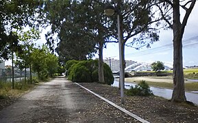 Sendero y puente de las Corrientes al fondo