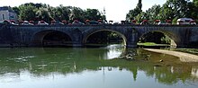 Photographie d'une pont sur lequel circulent de nombreuses voitures.