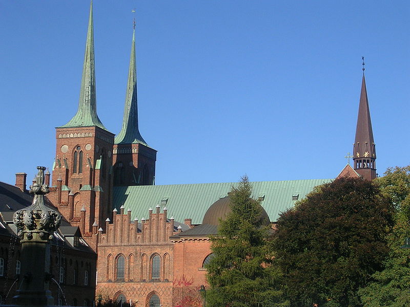 File:Roskilde domkirke från Rådhustorvet.jpg