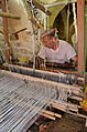 بافندگی سنتی در غرفه‌های تولید و فروش صنایع دستی در سرای افضل