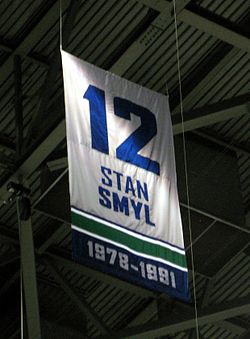 Stan Smylin jäädytetty pelinumero Vancouver Canucksin kotihallin katossa.