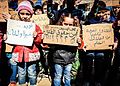 أطفال يحملون لافتات تطالب بفك الحصار عن البلدتين