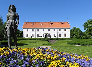 Fasad mot nordost och parken med skulpturen Maj av Emil Näsvall.