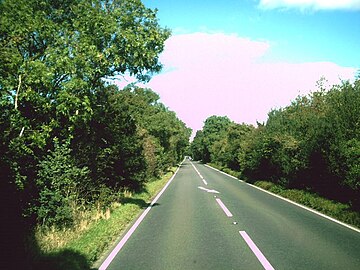 Heol syth i'r gogledd-ddwyrain o Cirencester, Swydd Gaerloyw