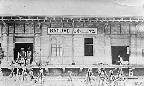 Tropes índies que vigilen l'estació de ferrocarril de Bagdad