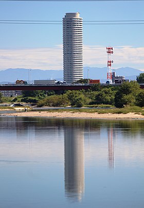 庄内川右岸から望むザ・シーン城北