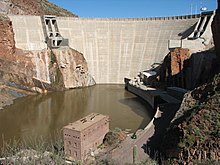 Roosevelt Dam vidita de kontraŭflua