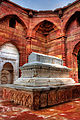 Trompe im Innenhof des Iltutmish-Mausoleums, Delhi, Indien (um 1240)