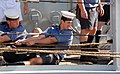 Kelasi Royal Navy memakai topi pelaut British