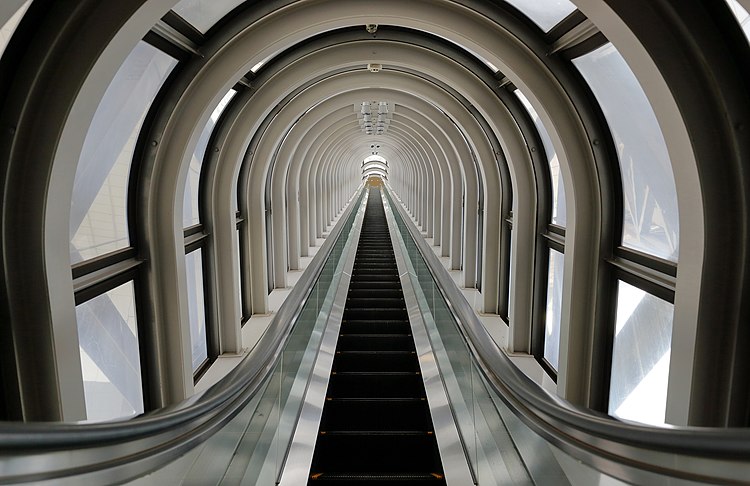 Эскалатор в Umeda Sky Building (Осака)