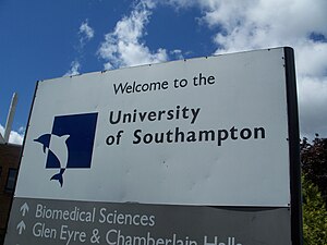 University_of_Southampton_Welcome_Sign,_2008