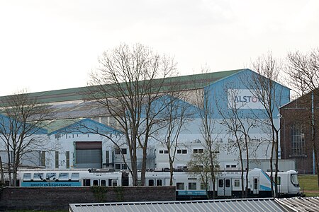 Usine Alstom Petite-Forêt, avec une rame Z 58000 et une autre faisant partie de la famille des MR3V et MR6V (2023).