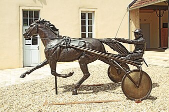 Sculpture dans la cour de l'hôtel de ville.