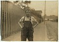 Junge in Latzhose in der Textilindustrie (Fall River, Massachusetts, 1916)