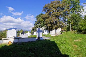 Дел од гробиштата со црквата