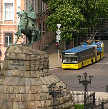 Trolleybus ElektroLAZ-301 at Sofia Square, passing by the statue of Bohdan Khmelnytsky ElektroLAZ-301 foto 2.jpg