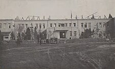 1937年底青島市政府撤離時被國民革命軍遵照「焦土抗戰」政策燒毀的滄口日本小學教學樓