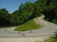 Le versant ouest est très raide sur les 9 derniers kilomètres, comme ici avec un passage à 14 % à 3,5 km du sommet.