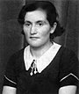 photo en noir et blanc d'une jeune femme en buste, brune