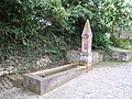 Brunnen mit neugotischem Brunnenstock westlich der Brücke über den Gailbach