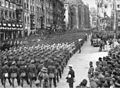 Riefenstahl og hennes filmteam (til høyre i bildet) under innspillinga av Viljens triumf under nazistienes årlige massemønstring i Nürnberg 1934. Filmen hadde premiere året etter. Foto: Bundesarchiv