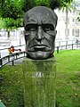 Busto de Alfredo Suárez Ferrín nos xardíns de Méndez Núñez, na Coruña.