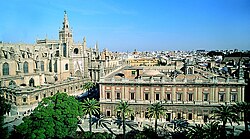 Latar Seville dengan Katedral Seville di sebelah kiri