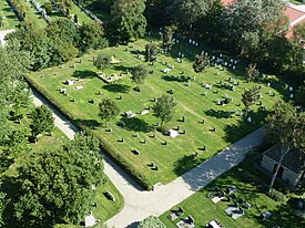 Begraafplaats als gezien vanaf de toren
