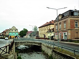 Vy från Olszynas stadskärna med bro över Olszówka.