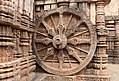 Chariot wheel, Konârak 03.jpg