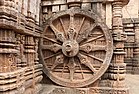 Chariot wheel, Konârak 03.jpg