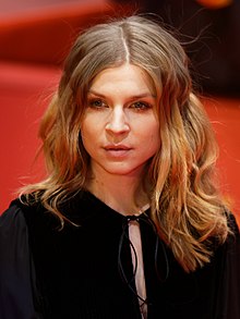 Clémence Poésy Final Portrait Red Carpet Berlinale 2017 02.jpg