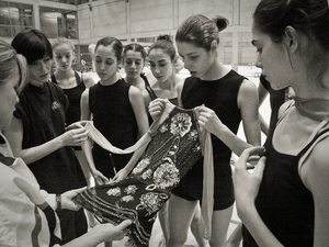 Sonia Abejón (primera gimnasta a l'esquerra) observant un mallot amb la resta del conjunt i les entrenadores Rosa Menor i Noelia Fernández.