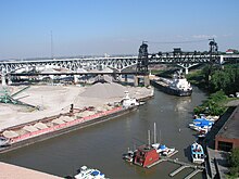 Cuyahoga rivero ĉe Cleveland.jpg