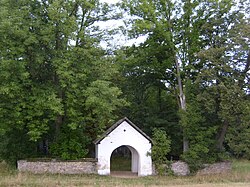 pohled na vstupní bránu hřbitova