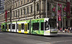 D2 5001 (Мельбурнский трамвай) на улице Элизабет на маршруте 19 в сторону города в ливрее PTV, декабрь 2013.jpg