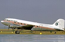 Douglas DC-3 de East-West en el aeropuerto internacional Kingsford Smith de Sídney (1970)